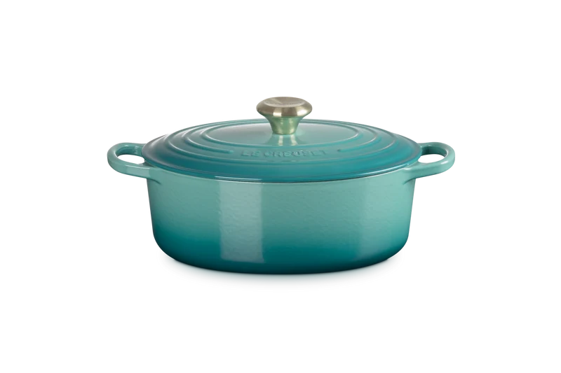 Le Creuset Oval Signature Schmorpfanne „Bleu Riviera“.