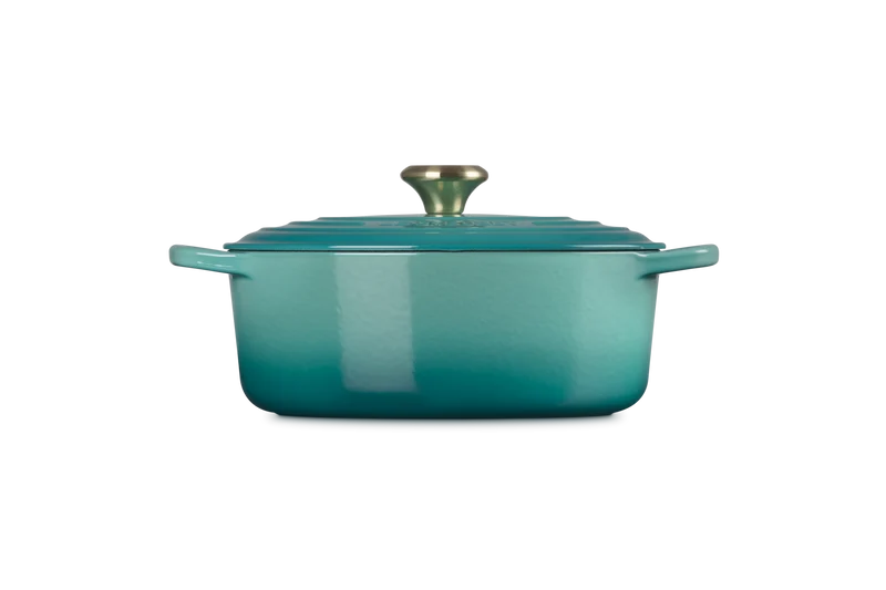 Le Creuset Oval Signature Schmorpfanne „Bleu Riviera“.