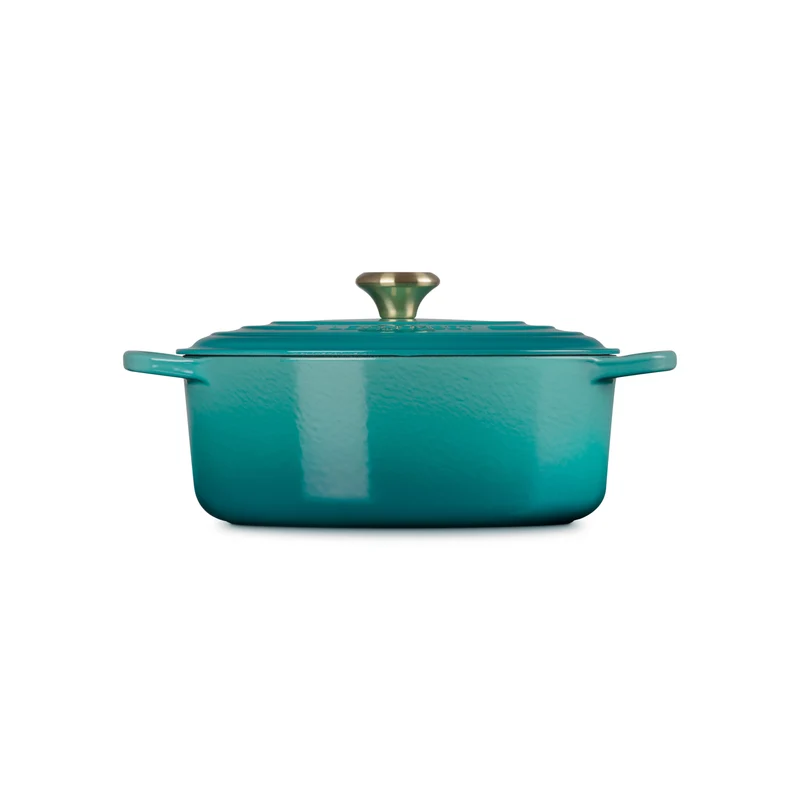 Le Creuset Oval Signature Schmorpfanne „Bleu Riviera“.