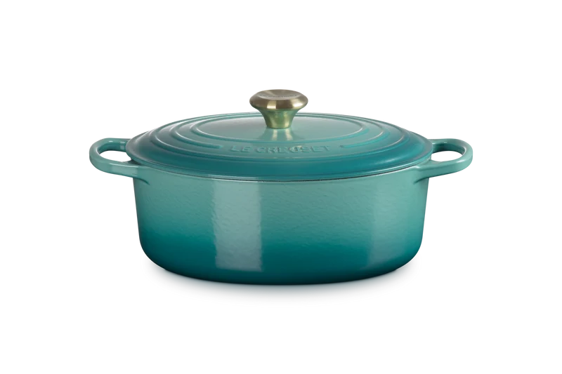 Le Creuset Oval Signature Schmorpfanne „Bleu Riviera“.