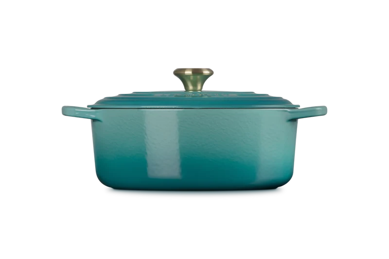 Le Creuset Oval Signature Schmorpfanne „Bleu Riviera“.