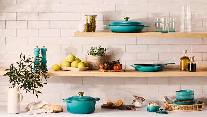 Le Creuset Oval Signature Schmorpfanne „Bleu Riviera“.