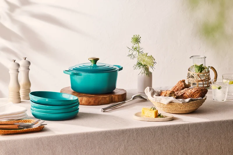 Le Creuset Oval Signature Schmorpfanne „Bleu Riviera“.