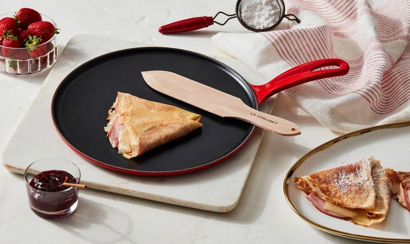 Le Creuset Pfannkuchenpfanne aus Gusseisen, „Kirschrot“, Ø 27 cm
