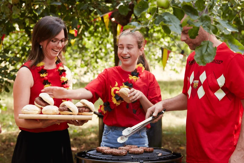 Barbecue-Schneidebrett aus Bambusholz mit Saftrille, 43 x 28 x 2 cm