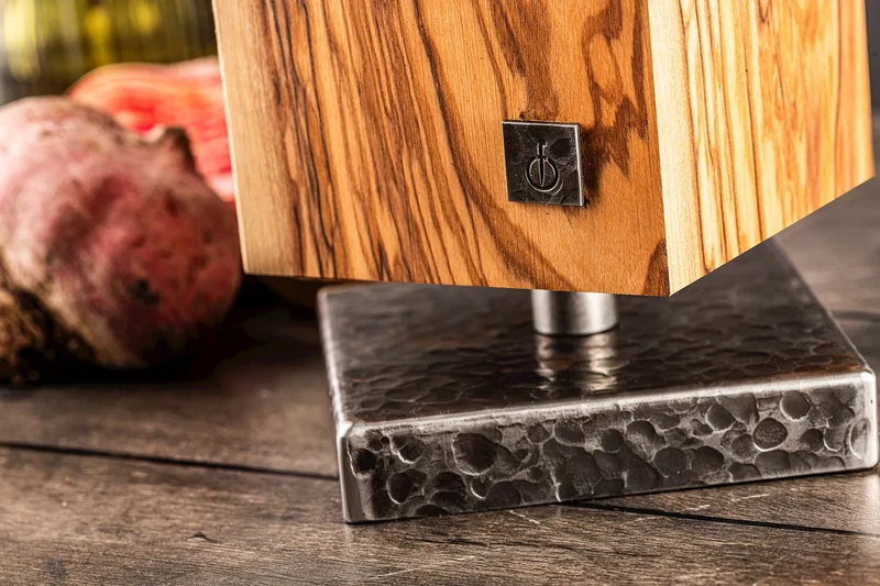 Geschmiedeter, magnetischer Messerblock, drehbar