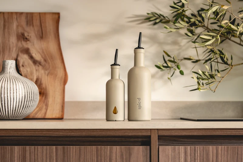 Spic'd Olivenölflaschen „Warm Clay“ mit Olivenöl, 450 ml & 200 ml