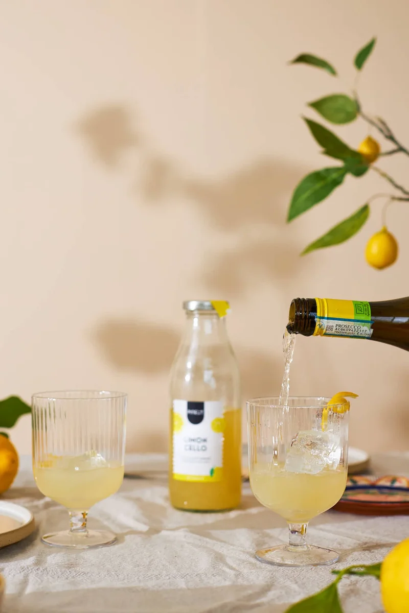 Holländischer Limoncello-Cocktail mit Pinienkernen