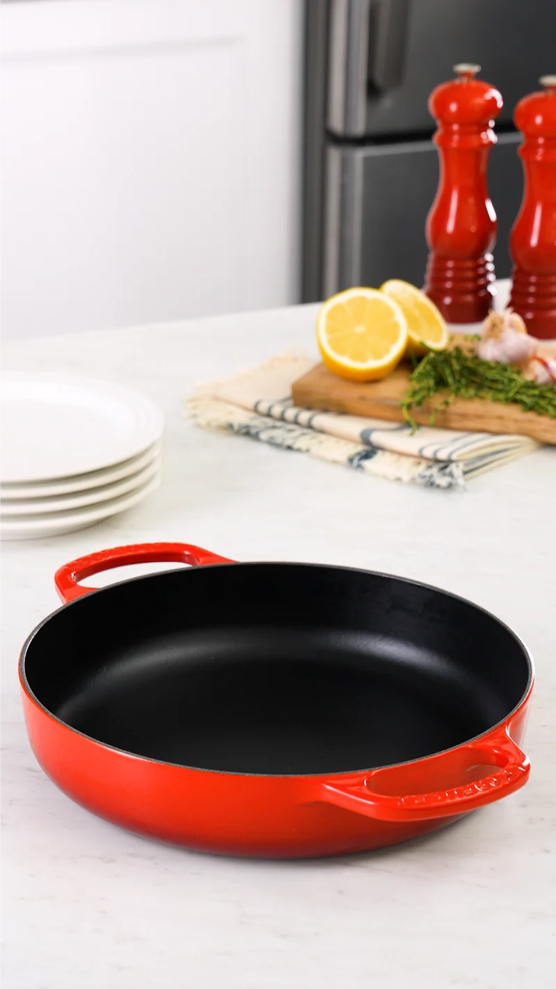 Le Creuset Bratpfanne mit zwei Griffen, Kirschrot, Ø 28 cm / 3,2 l