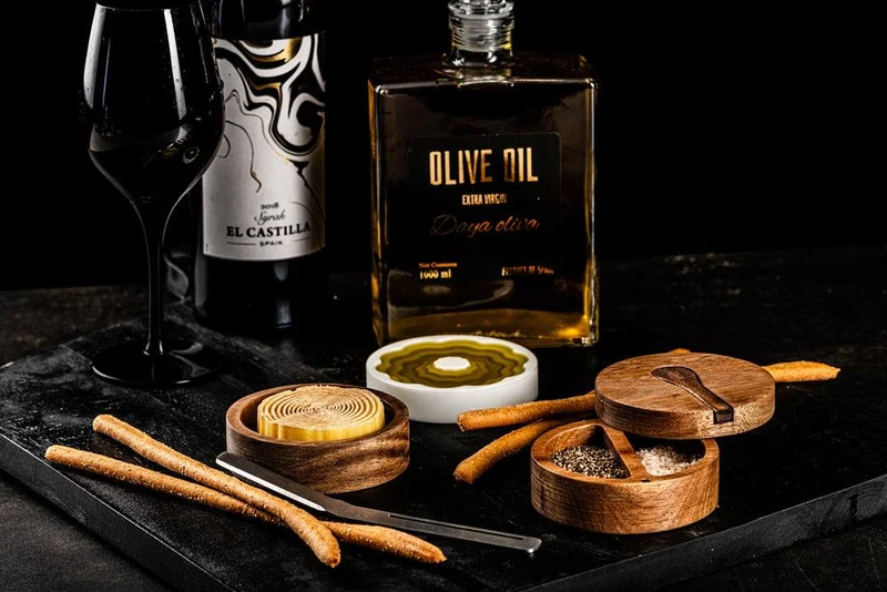 Laguiole-Art de Vie: Olivenölgericht mit Butter und Salz/Pfeffer