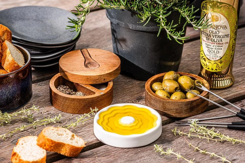 Laguiole-Art de Vie: Olivenölgericht mit Butter und Salz/Pfeffer