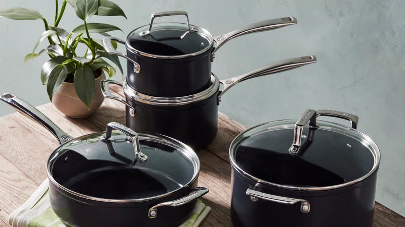 Le Creuset Stielkasserolle Essential Ø26cm / 4L 'Keramik Antihaftbeschichtung'