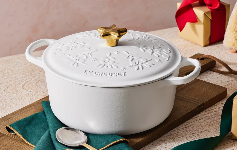 Le Creuset Schmortopf mit Weihnachtsbaum-Relief, weiß, Ø 24 cm / 4,2 l