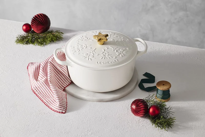 Le Creuset Schmortopf mit Weihnachtsbaum-Relief, weiß, Ø 24 cm / 4,2 l