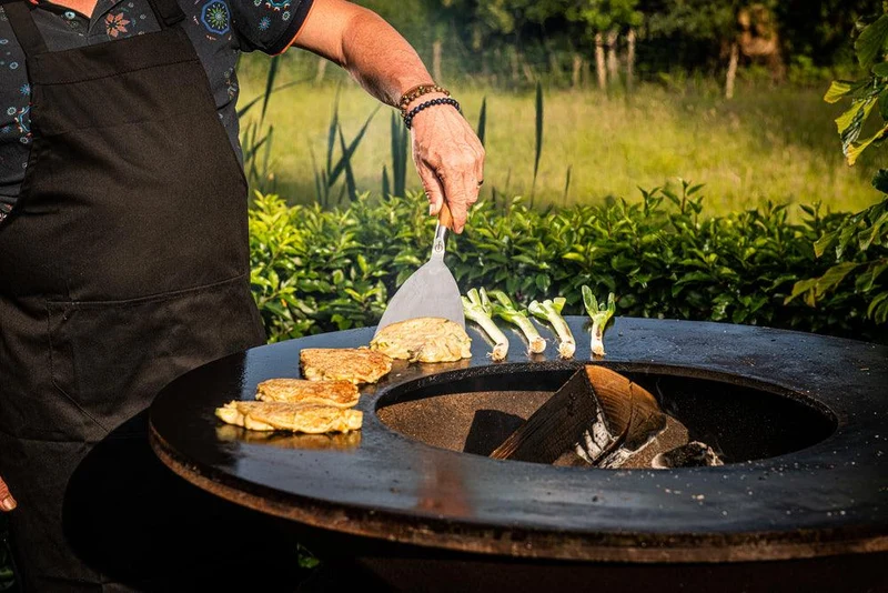 Geschmiedeter Plancha-Spatel für den Grill
