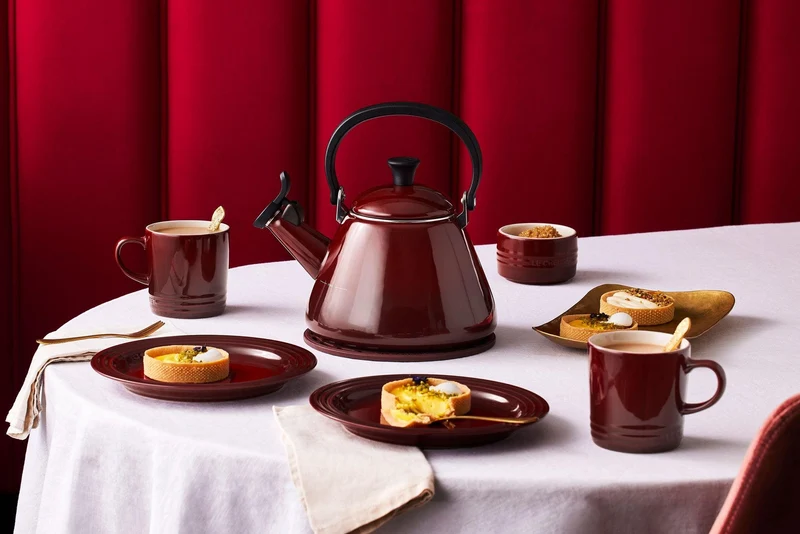 Le Creuset Wasserkocher mit Pfeifton 1,6 l Kone 'Granatrot'