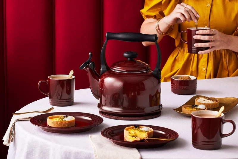 Le Creuset Pfeifenkessel 2,1 l Tradition 'Granatrot'