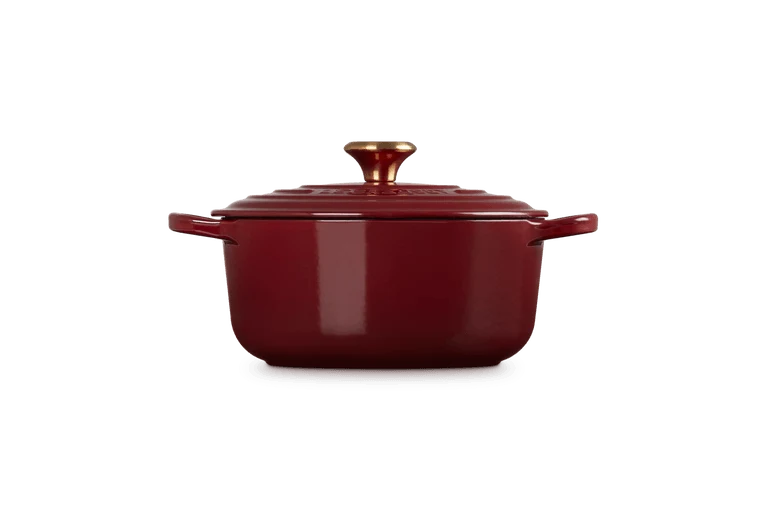 Le Creuset Signature Schmorpfanne „Granat“.