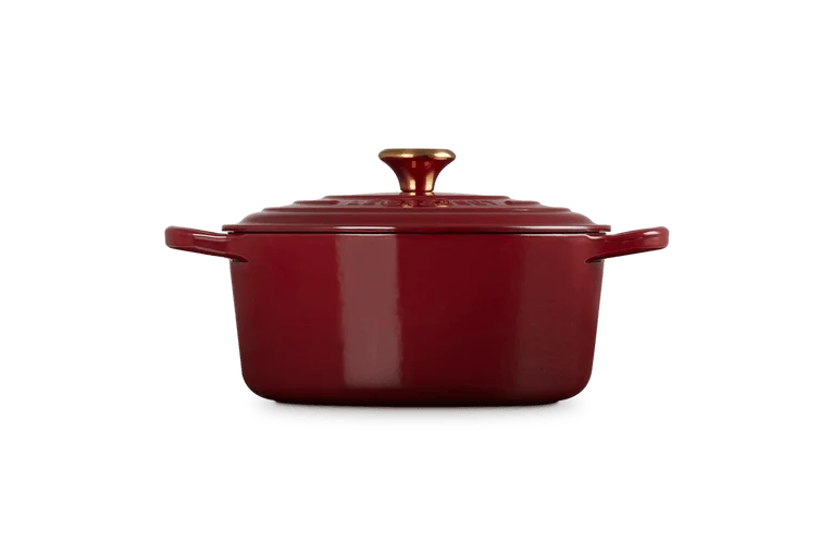 Le Creuset Signature Schmorpfanne „Granat“.