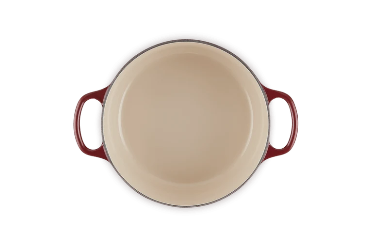 Le Creuset Signature Schmorpfanne „Granat“.