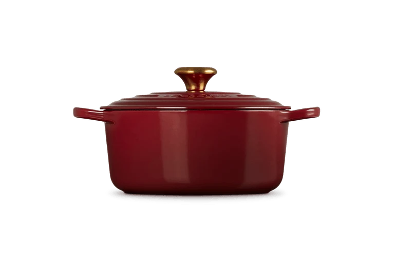 Le Creuset Signature Schmorpfanne „Granat“.