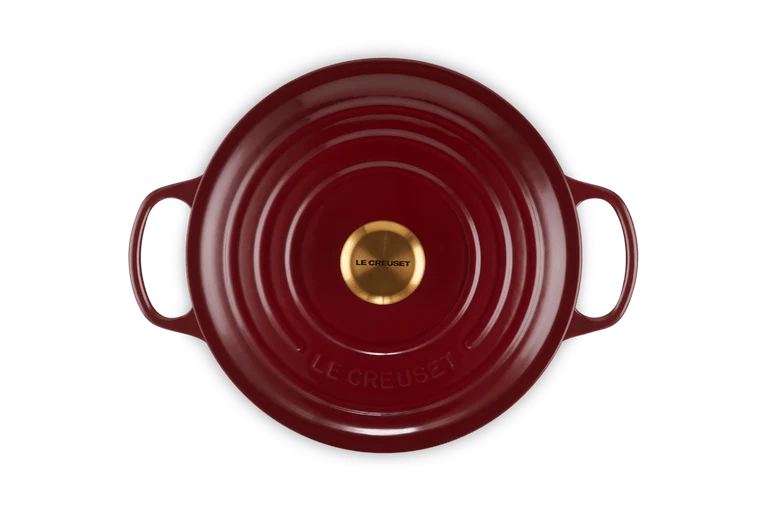 Le Creuset Signature Schmorpfanne „Granat“.