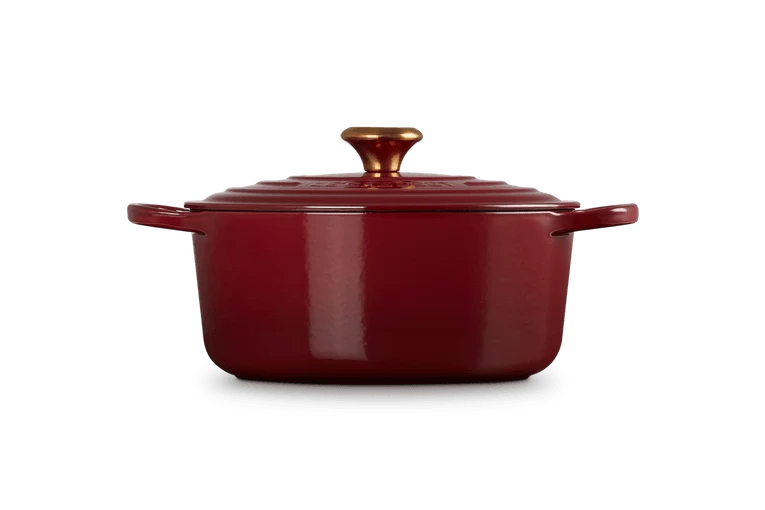 Le Creuset Signature Schmorpfanne „Granat“.