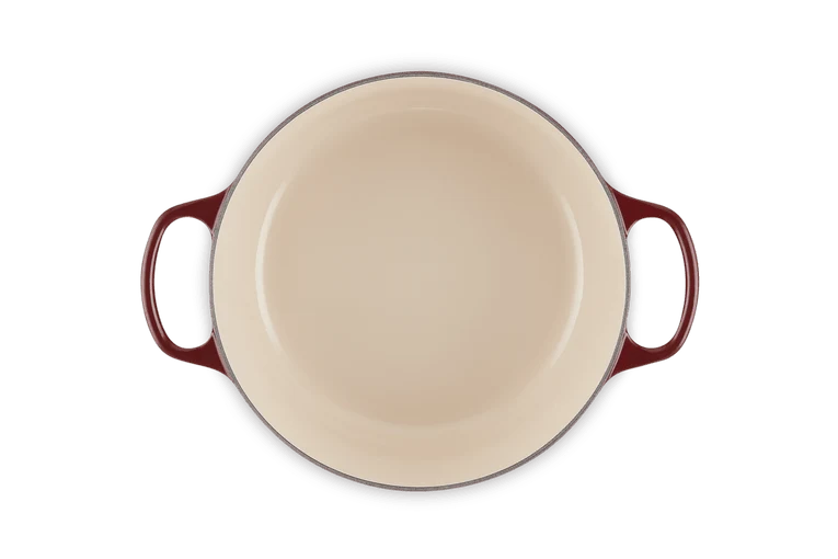 Le Creuset Signature Schmorpfanne „Granat“.