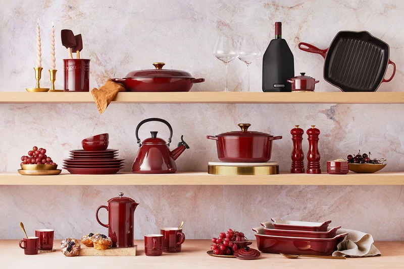 Le Creuset Signature Schmorpfanne „Granat“.