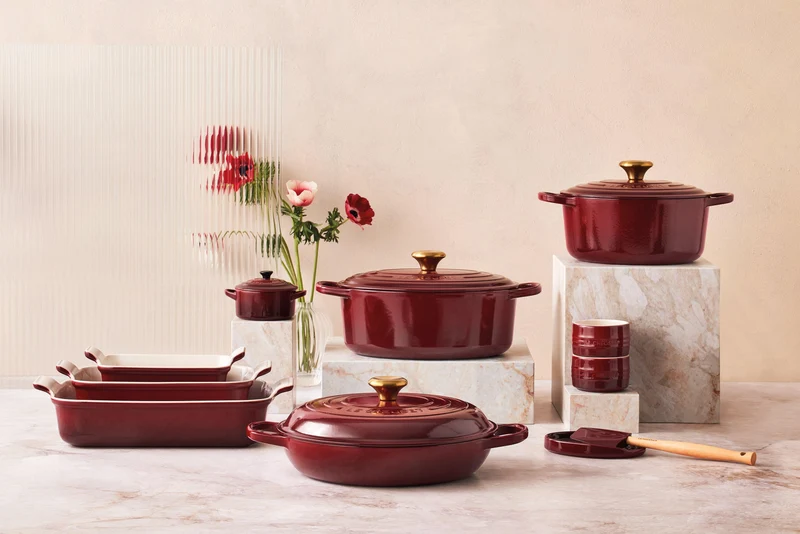 Le Creuset Signature Schmorpfanne „Granat“.