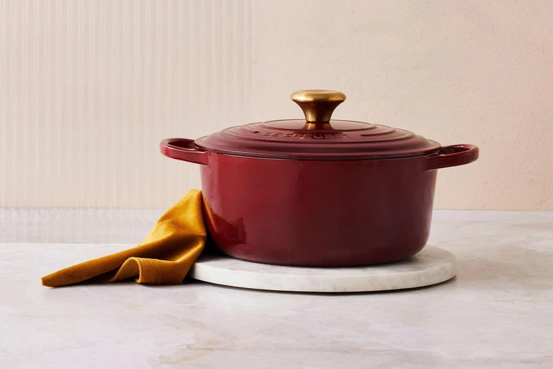 Le Creuset Signature Schmorpfanne „Granat“.