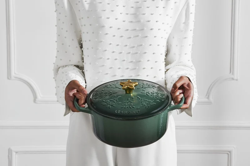 Le Creuset Schmortopf mit Weihnachtsbaum-Relief, Ø 24 cm / 4,2 l