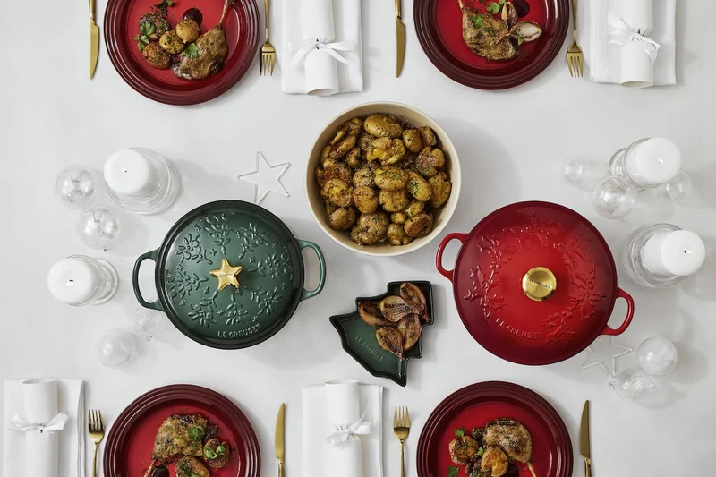 Le Creuset Schmortopf mit Weihnachtsbaum-Relief, Ø 24 cm / 4,2 l