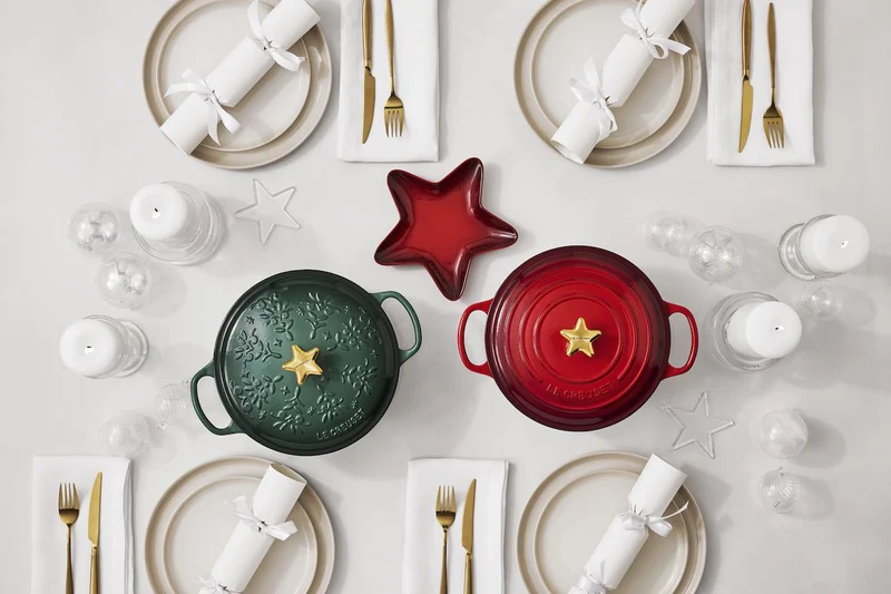 Le Creuset Schmortopf mit Weihnachtsbaum-Relief, Ø 24 cm / 4,2 l