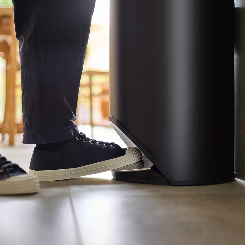 Joseph Joseph Pattumiera a Pedale Nero Opaco Easy-push 30 lt