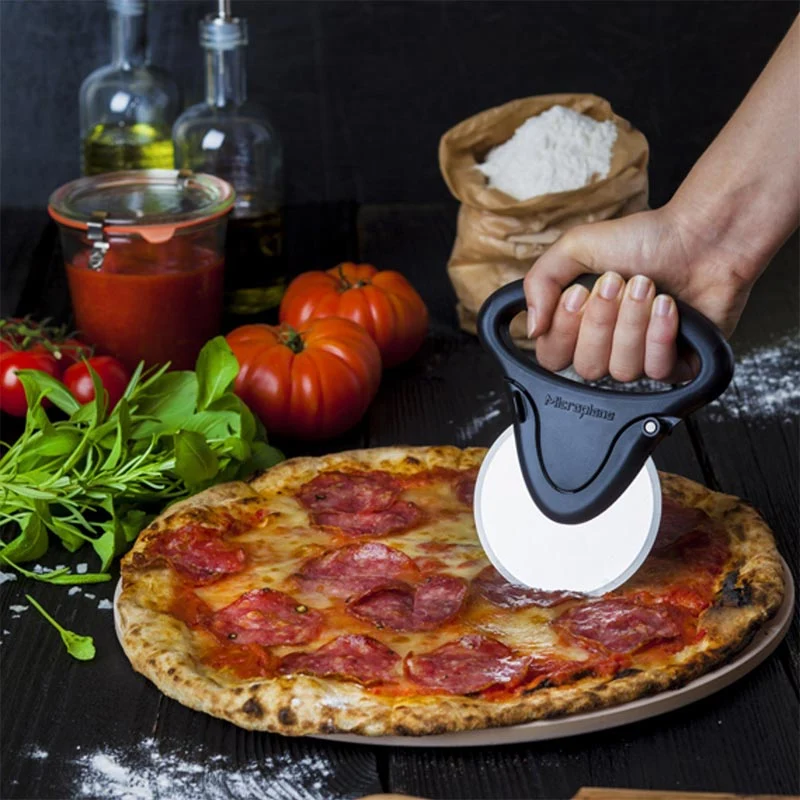 Microplane Rotella Taglia Pizza con Lama in Acciaio Inossidabile