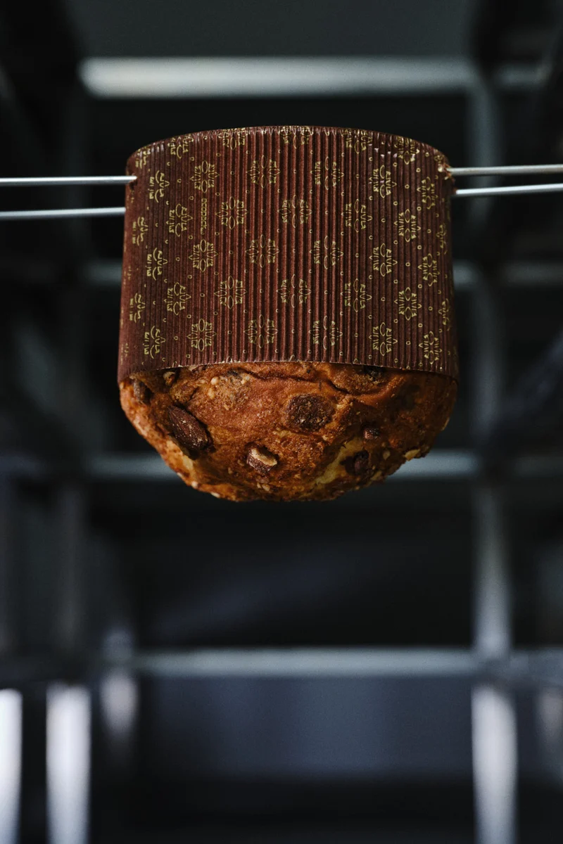 Panettone-Spieß zum Abkühlen
