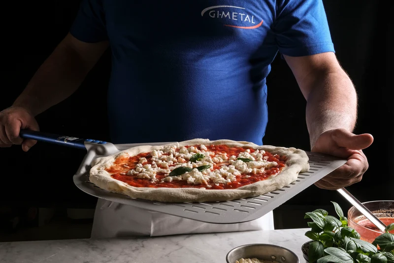 Gi Metal - Azzurra Pizzaschieber perforiert | Ø 30 cm | Stiel 60 cm | eckig